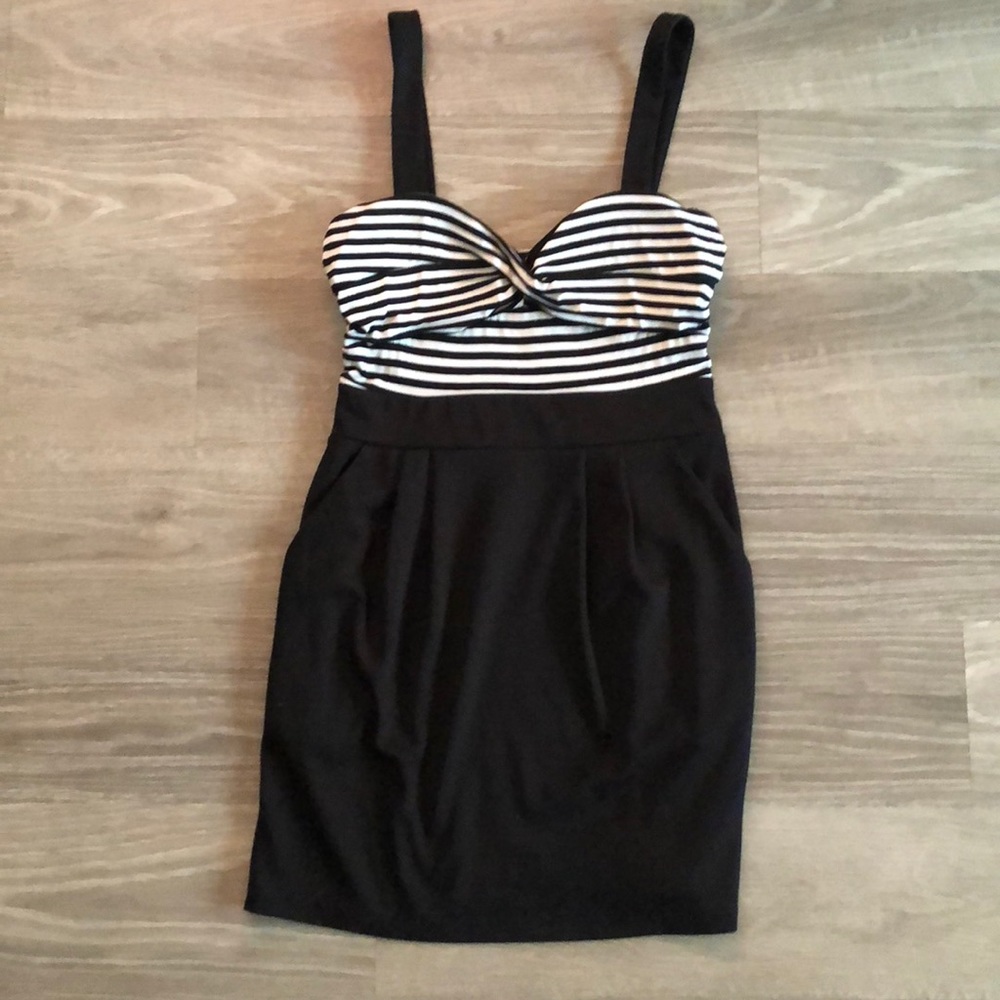 Stripped black & white forever 21 dress w/ pockets